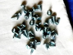 Shop + + + 40 st. JÄRNSKRUV M4 längd 10 mm. Skruer, Plugs & Søm