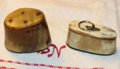 Tradera 2 ANTIKA SNUSDOSOR AV HORN.> Tobakiana
