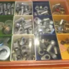 Shop 30*23*3 cm plastlåda med ca 2.5 kg metall-anordningar i säljes Skruer, Plugs & Søm