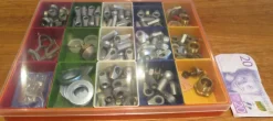 Shop 30*23*3 cm plastlåda med ca 2.5 kg metall-anordningar i säljes Skruer, Plugs & Søm