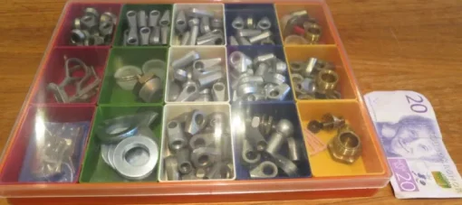 Shop 30*23*3 cm plastlåda med ca 2.5 kg metall-anordningar i säljes Skruer, Plugs & Søm