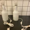 Tradera 2 identiska bordslampor i vitt glas med reliefdekor| Lamper