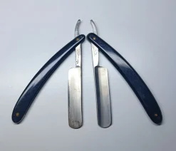 Tradera 2 Äldre rakknivar i pappfodral från Ryssland| Barbering