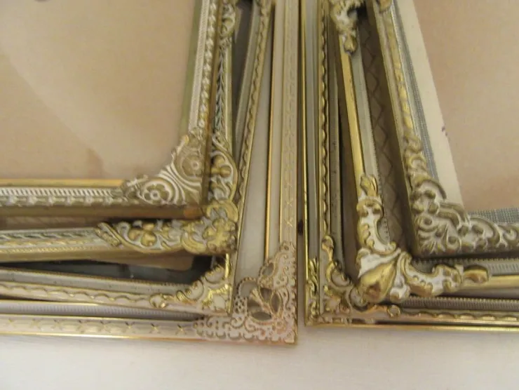 Tradera 8 äldre små ramar i mässing metall guld vitt lätt kupat glas fotoram| Rammer