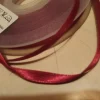 Shop 150 meter jättefint rött satinband Varepartier
