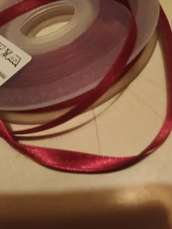 Shop 150 meter jättefint rött satinband Varepartier
