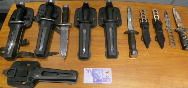 Tradera 9 oanvända, rostfria dykknivar (bara 1 par remmar) av märket Seahorse säljes> Eventyrsport