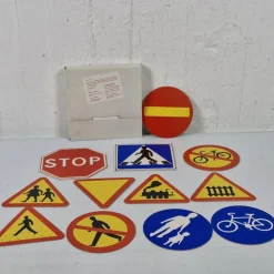 Tradera 12 st. Av våra vanligaste vägmärken i hård kartong - Lärarmaterial> Skilte