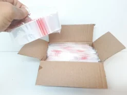 New 1000 st Blixtlåspåsar 40x40mm (Zippåsar Blixtpåsar Plastpåsar plast påsar zip) Forsendelse Og Emballering