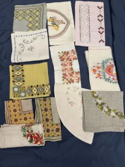 Tradera 12 ST BRODERADE DUKAR I OLIKA STORLEKAR| Boligtekstiler