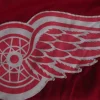 Tradera 2 st. dekaler och tygmärke Detroit Red Wings. Perfekt skick.> Hockey & Skøjter