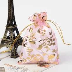 Tradera 25 st. Handsydda Organza påsar Fuxia med guldrosor c.a 10x12 cm.| Bryllups-borddækning & Dekorationer