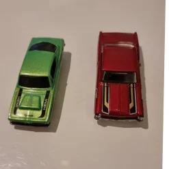 Tradera 2 st Hot Wheels bilar - Plymouth Hemi Cuda & 66 Chevy Nova> Legetøjs- & Samlerbiler