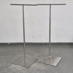 Outlet 2 st. Klädhängare i metall - Display - Herrbetjänt - Klädställningar Forretningsdrift