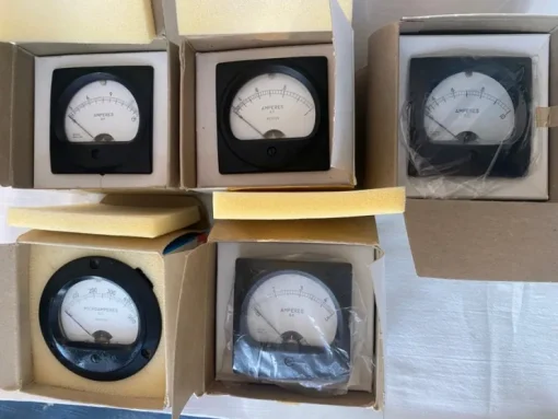 Tradera 5 st SRA Amperemeter. Mätområden 0-5A, 0-10A, 0-500MicroAmpere.Oanväda, i förp.| Elektroniske Komponenter