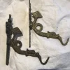 Sale 2 x äldre Klädkrokar / Krokar. Mässing. Metall. Drake. Kroge, Håndtag & Beslag