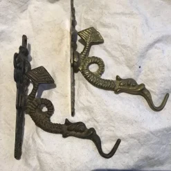 Sale 2 x äldre Klädkrokar / Krokar. Mässing. Metall. Drake. Kroge, Håndtag & Beslag