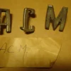 Tradera A - C - M - BOKSTÄVER TILL NÅGON BIL ? EMBLEM I FINT BEG SKICK ? KORT AUKTION.| Veteranbiler Fra Før 1990