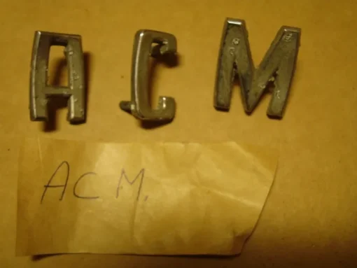 Tradera A - C - M - BOKSTÄVER TILL NÅGON BIL ? EMBLEM I FINT BEG SKICK ? KORT AUKTION.| Veteranbiler Fra Før 1990