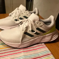 Tradera Adidas Löparskor, Vit/Grå,Lime Storlek 42> Herresko