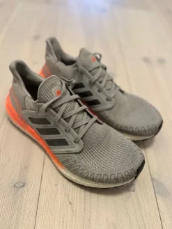 Tradera Adidas ultra boost grå/orange 40 2/3> Løb