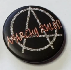 Tradera ANARKI . Badge ,nålmärke. 32mm> Stifte & Nåle
