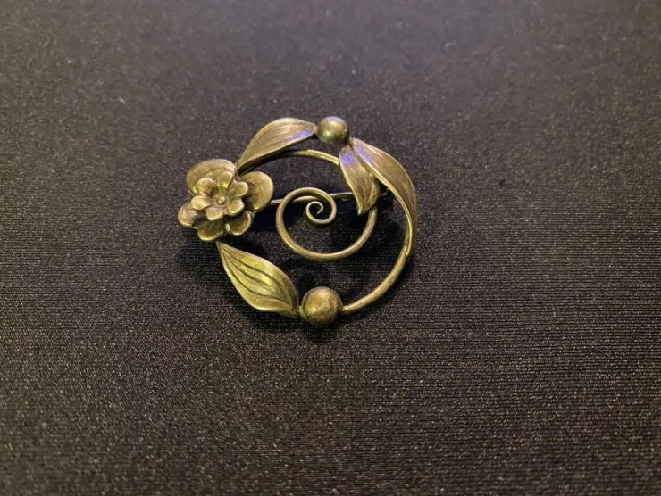 Tradera Antik gammal silver brosch, stämplad med blommotiv> Brocher