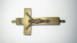 Best Sale ANTIKT / ÄLDRE KRUCIFIX i MÄSSING / ÖPPNINGSBART MED GULDIGA SKATTER OCH TEXT Ikoner & Religiøse Genstande
