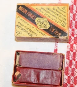 Tradera ANTISEPTIQUE . MAISON FONDDE EN 1881. ÄLDRE FÖRPACKNING MED INNEHÅLL| Barbering