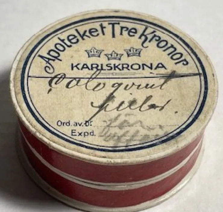 Tradera Apoteksask i papp Apoteket Tre Kronor Karlskrona 50 x 20 mm> Medicinske Gadgets