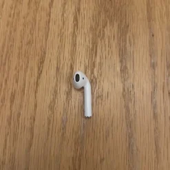 Tradera Apple AirPods gen 2 A2031 vänstra podden> Mobiltilbehør