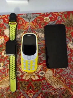 Hot Apple Watch 5, Nokia 3310 och iPhone 8 Alt På Billedet