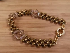 Tradera Armband i 4 mm, guldfärgade hematit pärlor o 6 mm bicone, glas klara kristaller> Selvdesignede Smykker