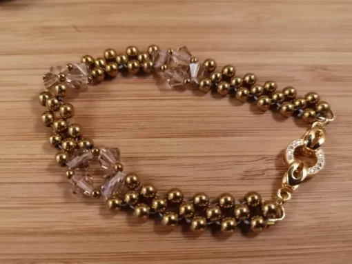 Tradera Armband i 4 mm, guldfärgade hematit pärlor o 6 mm bicone, glas klara kristaller> Selvdesignede Smykker