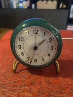 Tradera Arne Jacobsen Bordklocka väckarklocka Mörkgrön> Ure Til Hjemmet