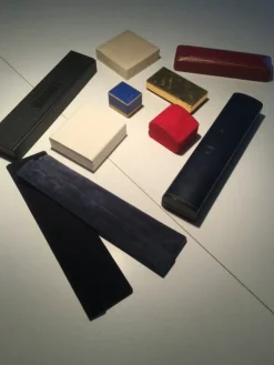 Tradera Askar boxar etui smycken armbandsur från nedlagd verkstad butik dödsbo Fynd> Smykkeskrin & -opbevaring
