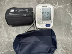 Tradera Automatisk blodtrycksmätare Omron M3 Comfort i mycket fint skick.| Sundhedsprodukter