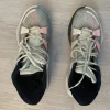 Tradera Basketskor NIKE Kyrie 7, Herr, strl 43, vitt med blå och rosa detaljer> Basket