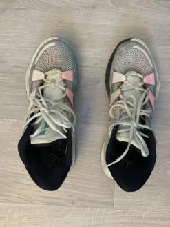 Tradera Basketskor NIKE Kyrie 7, Herr, strl 43, vitt med blå och rosa detaljer> Basket