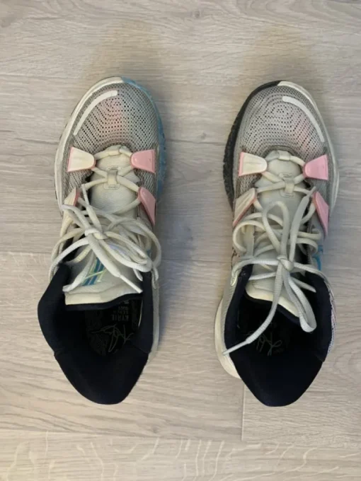 Tradera Basketskor NIKE Kyrie 7, Herr, strl 43, vitt med blå och rosa detaljer> Basket