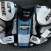 Tradera Bauer 300 Jr. axelskydd M/M> Hockey & Skøjter