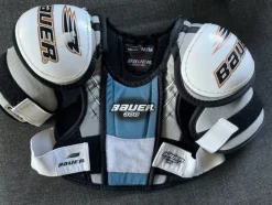 Tradera Bauer 300 Jr. axelskydd M/M> Hockey & Skøjter