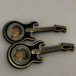 Tradera Beatles, 2 st gitarrer med nålar, mycket fint skick!> Musikmemorabilia