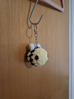 Tradera Bee keychain| Baby, Børn & Leg