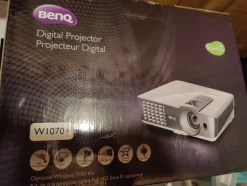 Tradera BenQ W1070+ Projektor och fjärr kontrol| Projektorer