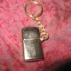 Tradera BENSINTÄNDARE MINI NYCKELRING 2,8 cm x 1,5 cm x 0,7 cm GULDFÄRGAD> Nøgleringe
