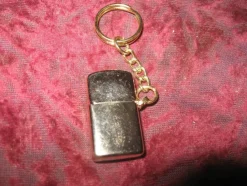 Tradera BENSINTÄNDARE MINI NYCKELRING 2,8 cm x 1,5 cm x 0,7 cm GULDFÄRGAD> Nøgleringe