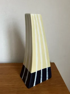 Hot Böjd vas med ränder. Retro. Øvrige Antikviteter & Design