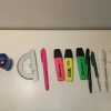 Flash Sale Blandade Skoltillbehör - Pennor - Linjal - Pennvässare - Suddgummi Hjælpemidler