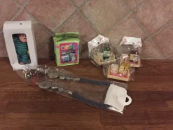 Hot Blandade småsaker: docka, muggar, vinset och halsband Andet